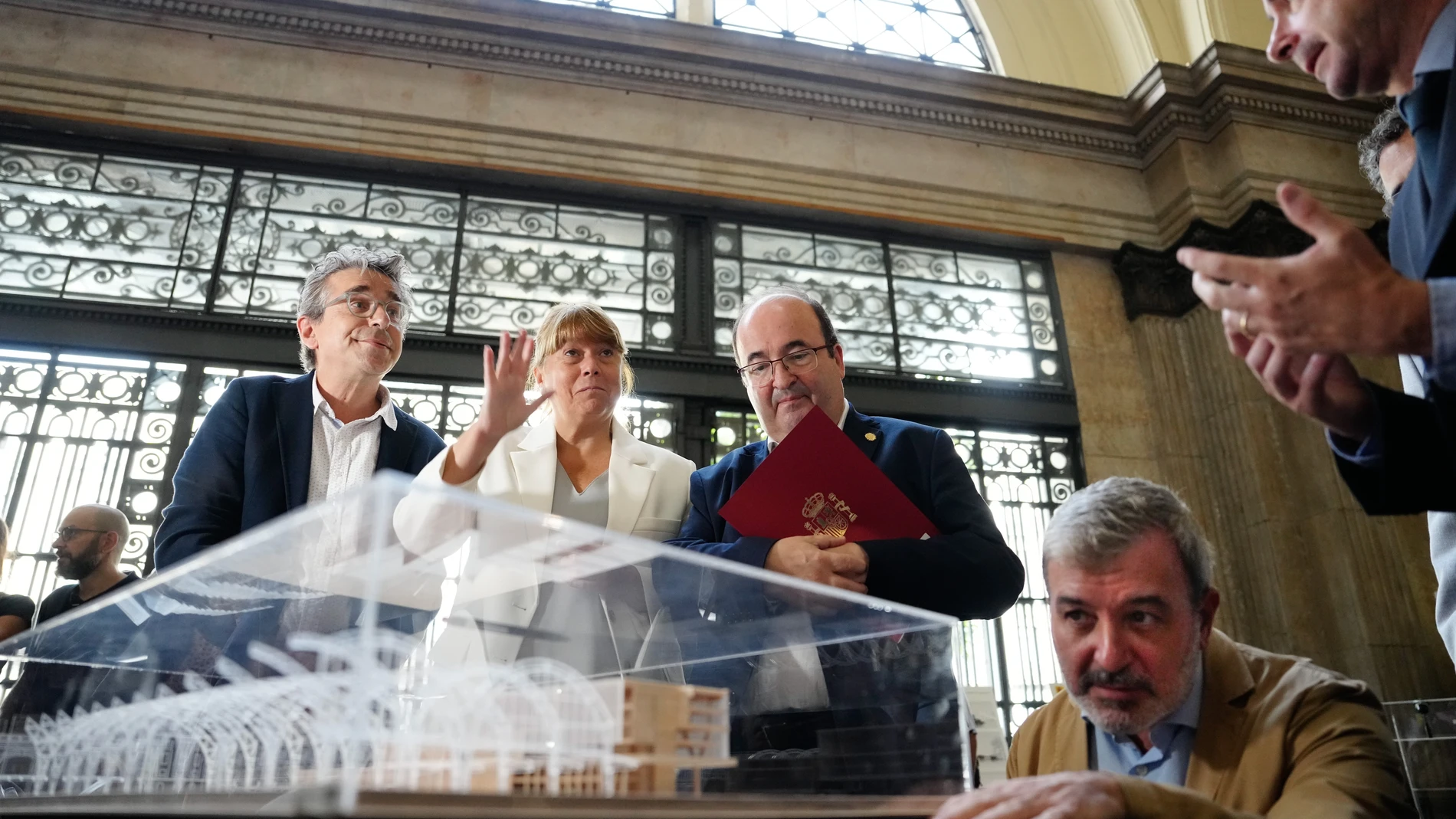 El teniente alcalde Jordi Martí (i), la consellera de Cultura, Natalia Garriga (2i), el ministro de Cultura y Deporte Miquel Iceta (3i), el teniente alcalde, Jaume Collboni (2d) durante la presentación este viernes del proyecto de construcción de la Biblioteca Pública del Estado en Barcelona en unos terrenos cedidos por el Ayuntamiento junto a la Estación de Francia diseñada por el arquitecto Josep María Miró (d)