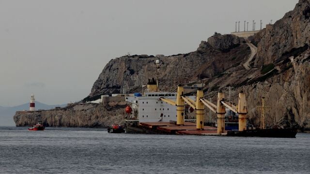 Equipos de salvamento marítimo trabajan planificando el camino a seguir para extraer el combustible del buque granelero OS35. Nono Rico, EP