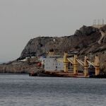 Equipos de salvamento marítimo trabajan planificando el camino a seguir para extraer el combustible del buque granelero OS35. Nono Rico, EP