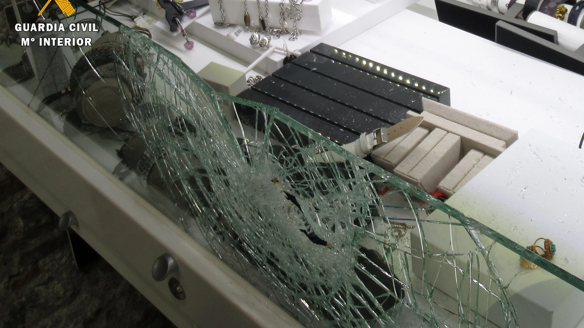 Imagen del robo en una joyería de Almuñécar (Granada). GUARDIA CIVIL