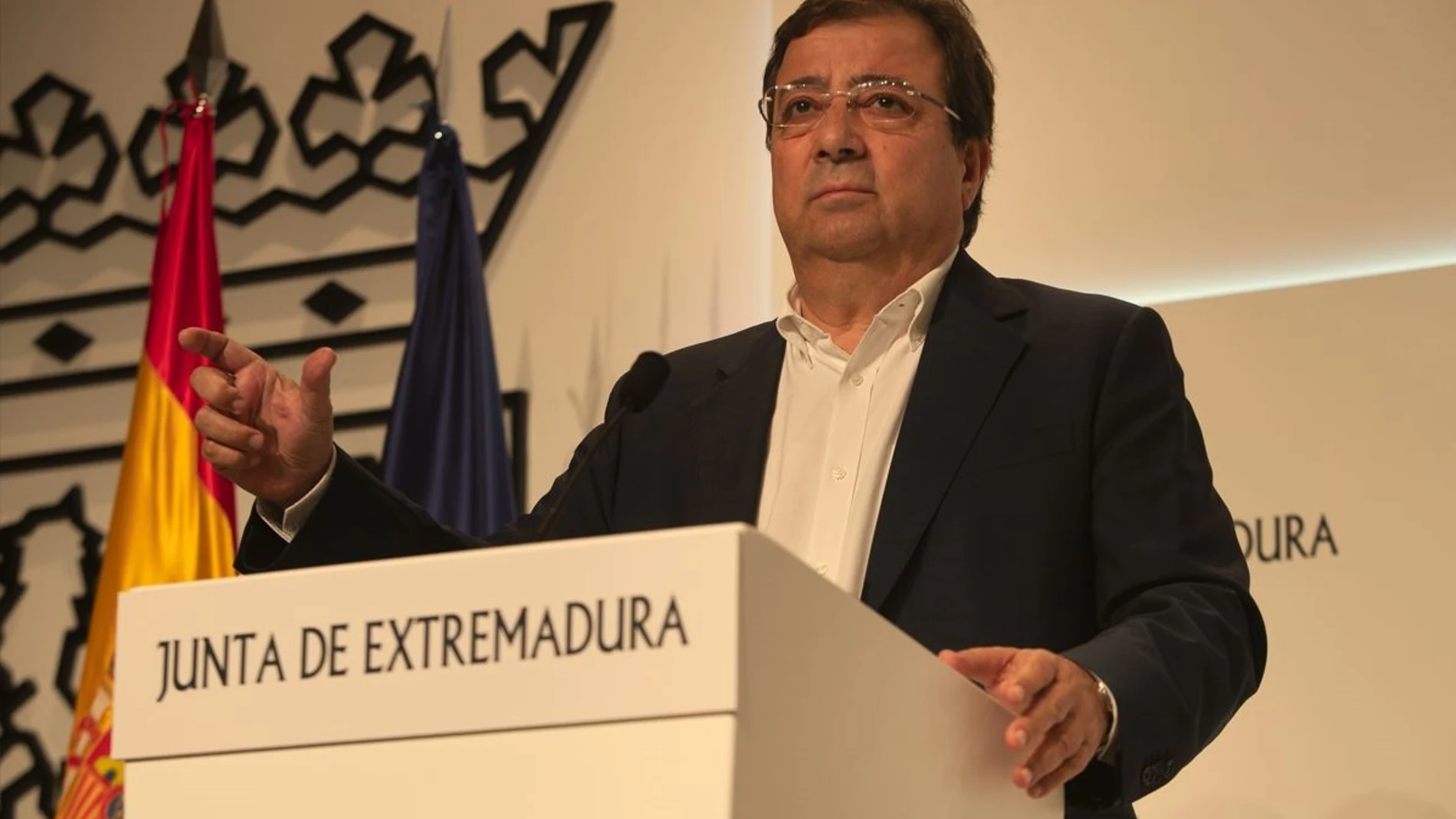 El presidente de la Junta de Extremadura, Guillermo Fernández Vara, en rueda de prensa en Mérida JORGE ARMESTAR -- EUROPA PRESS