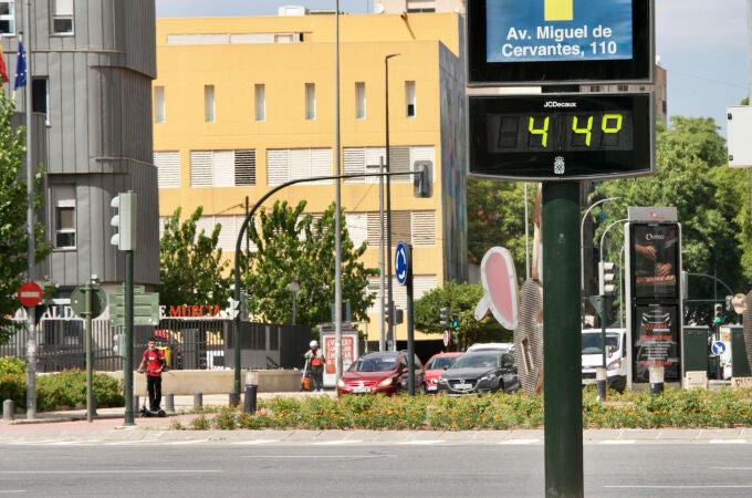 Vista de un termómetro que marca 44 grados en el centro de Murcia a principios de septiembre