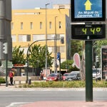 Vista de un termómetro que marca 44 grados en el centro de Murcia a principios de septiembre
