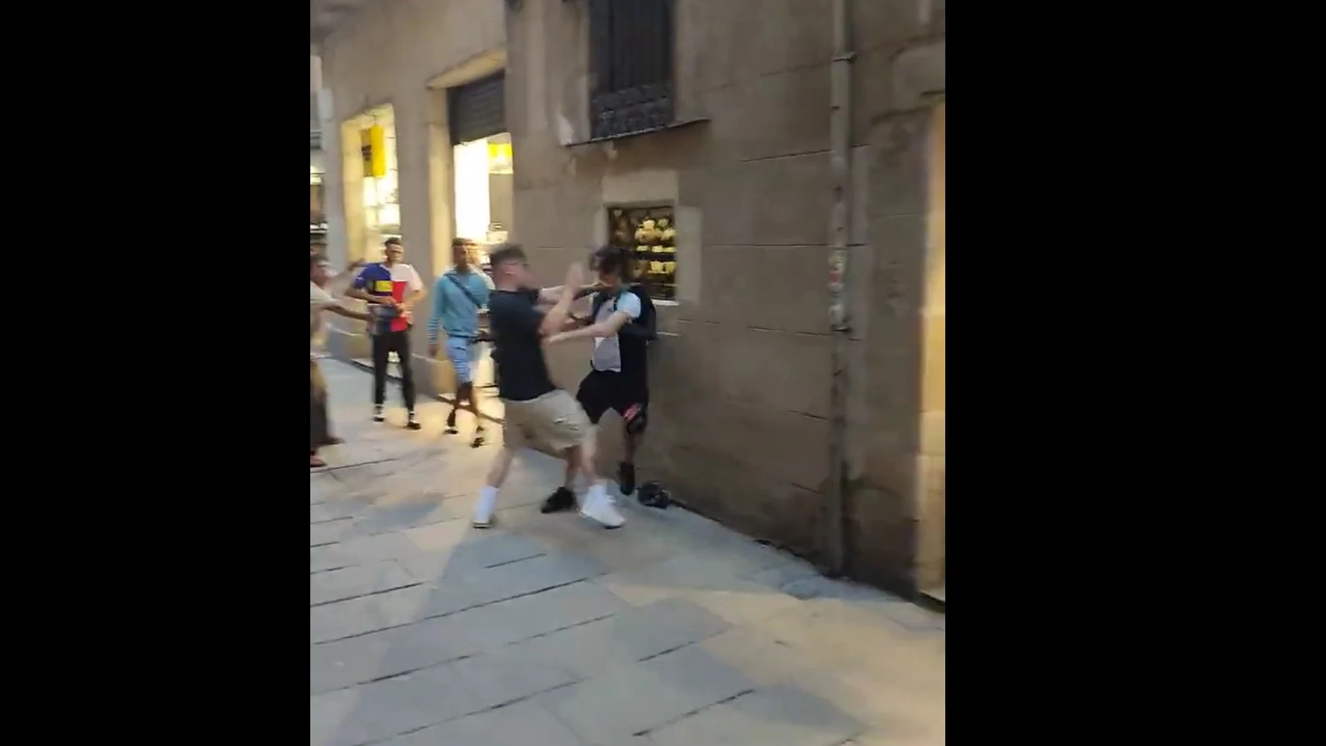 Un momento de la agresión en la plaza Sant Josep Oriol