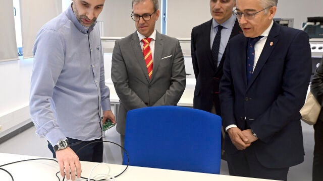 El consejero de Industria, Comercio y Empleo, Mariano Veganzones, visita uno de los planes de formación