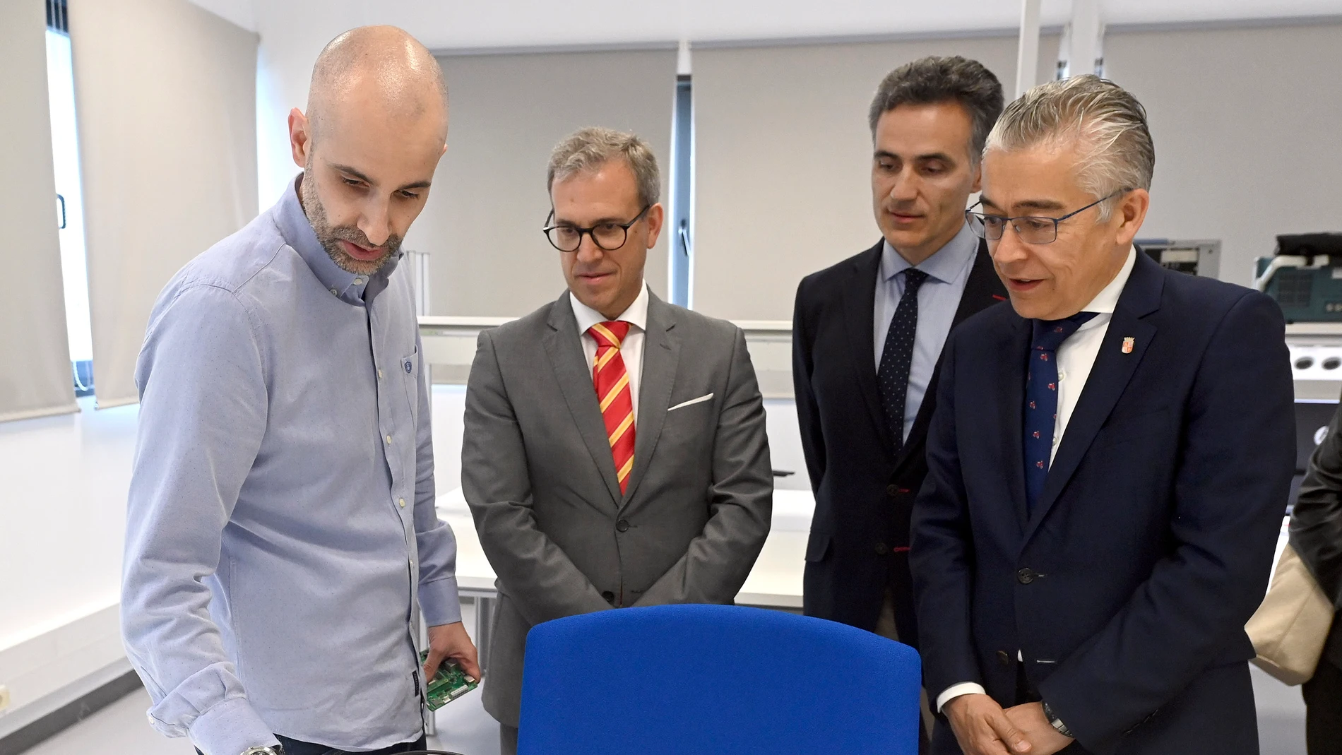 El consejero de Industria, Comercio y Empleo, Mariano Veganzones, visita uno de los planes de formación