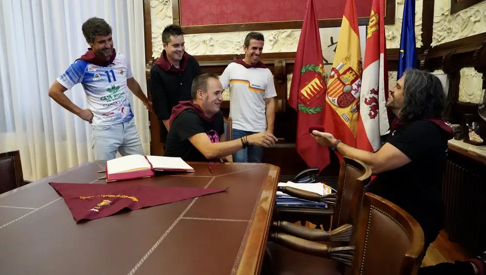 J.J. Vaquero, Quique Matilla, Alex Clavero, Fran 'El Chavo' y Roberto Chapu ofrecen el Pregón de las Ferias y Fiestas de Nuestra Señora de San Lorenzo, bajo el título de 'Humor de Protección Oficial'