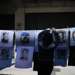 Una vendedora ambulante cuelga camisas de Cristina Kirchner en el marco de una manifestación en apoyo a la vicepresidenta tras el intento de asesinato que sufrió la noche del jueves