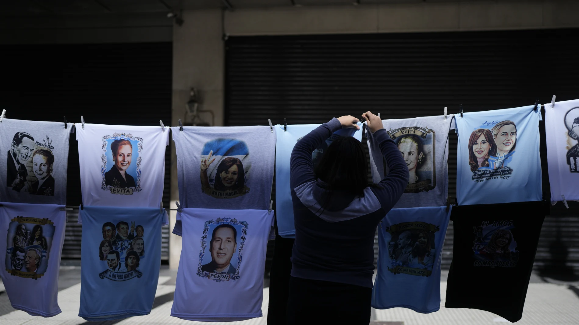 Una vendedora ambulante cuelga camisas de Cristina Kirchner en el marco de una manifestación en apoyo a la vicepresidenta tras el intento de asesinato que sufrió la noche del jueves