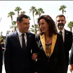 El presidente de la Junta de Andalucía, Juanma Moreno (d), junto a María del Mar Vázquez (i), momentos antes del acto de investidura como nueva alcaldesa de Almería. EFE / Carlos Barba