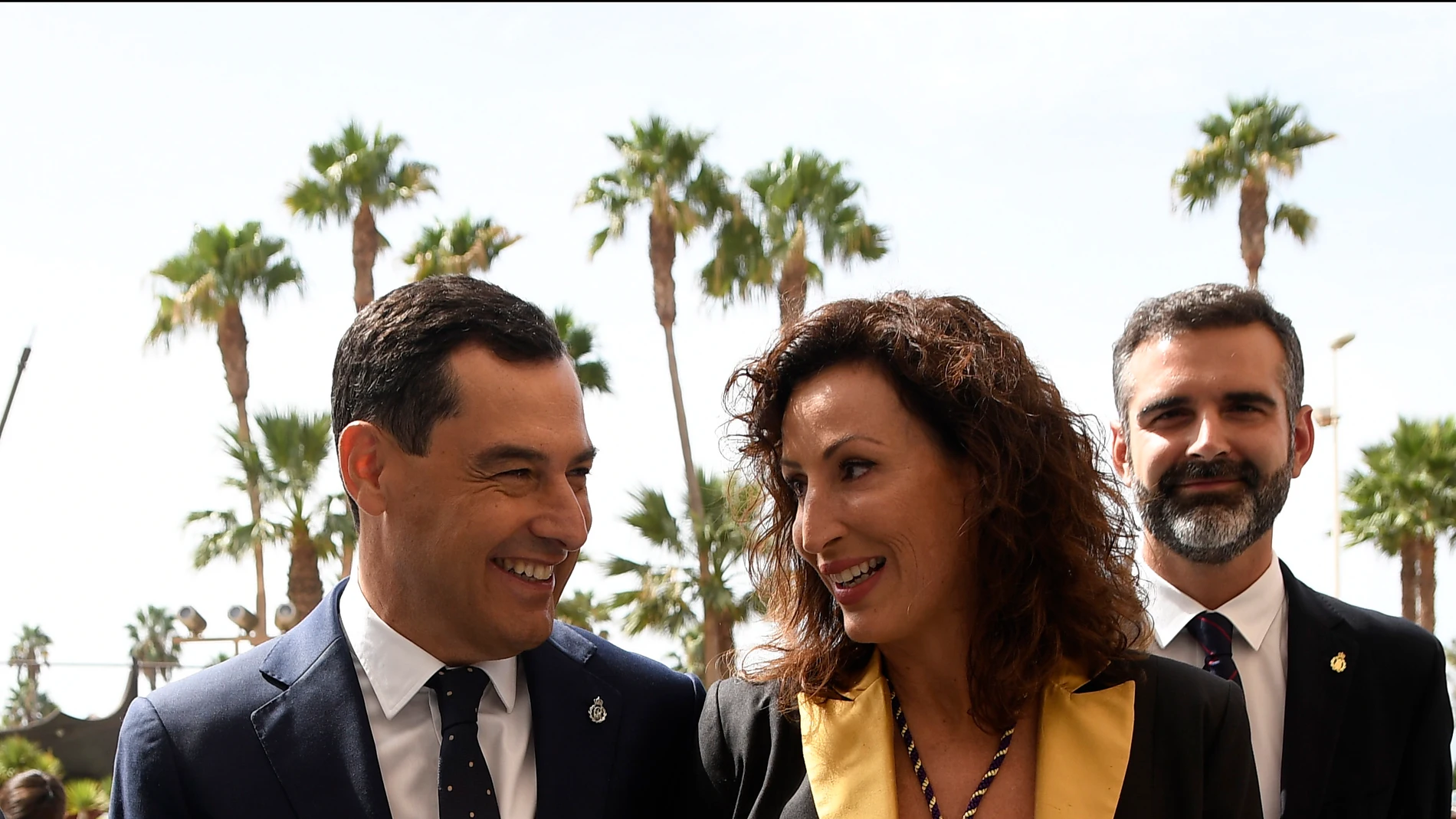 El presidente de la Junta de Andalucía, Juanma Moreno (d), junto a María del Mar Vázquez (i), momentos antes del acto de investidura como nueva alcaldesa de Almería. EFE / Carlos Barba