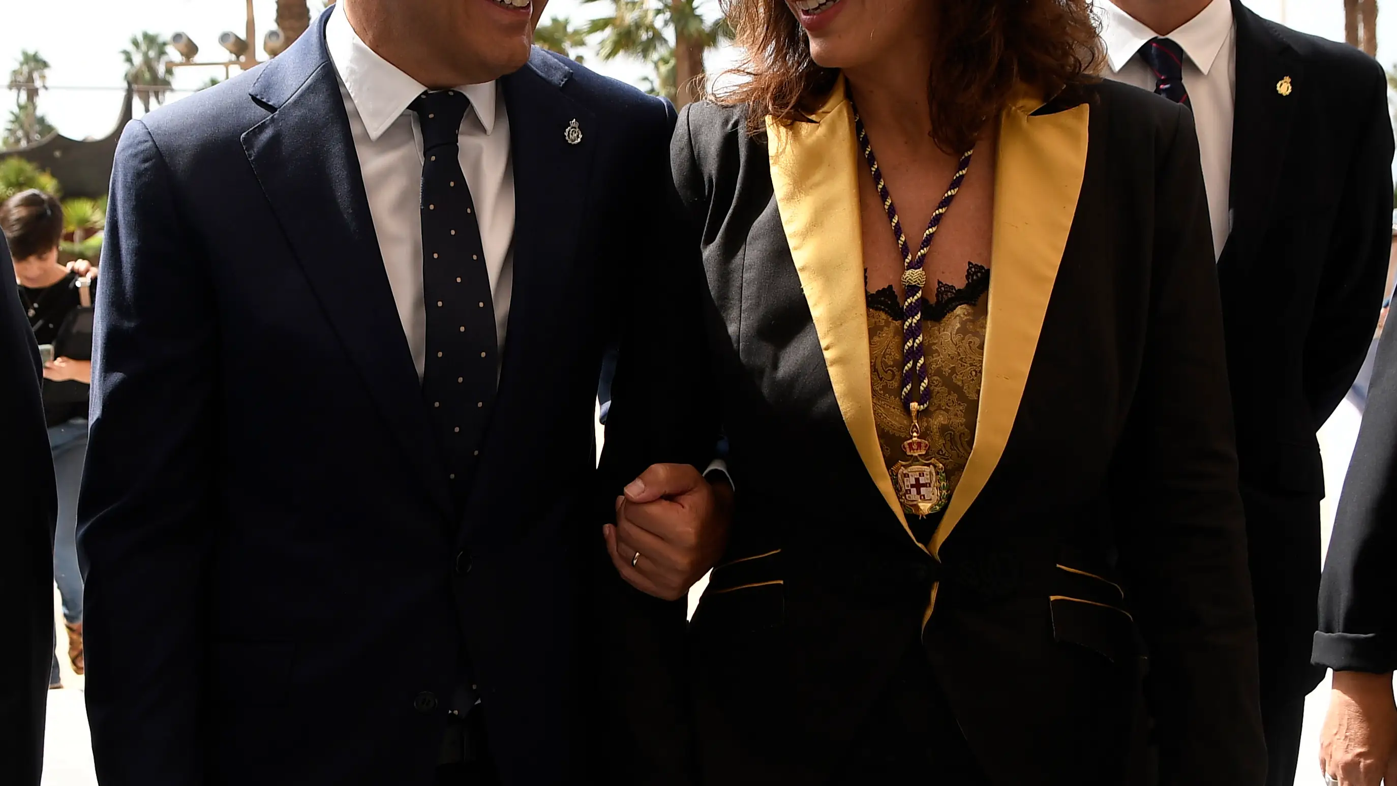 El presidente de la Junta de Andalucía, Juanma Moreno (d), junto a María del Mar Vázquez (i), momentos antes del acto de investidura como nueva alcaldesa de Almería. EFE / Carlos Barba