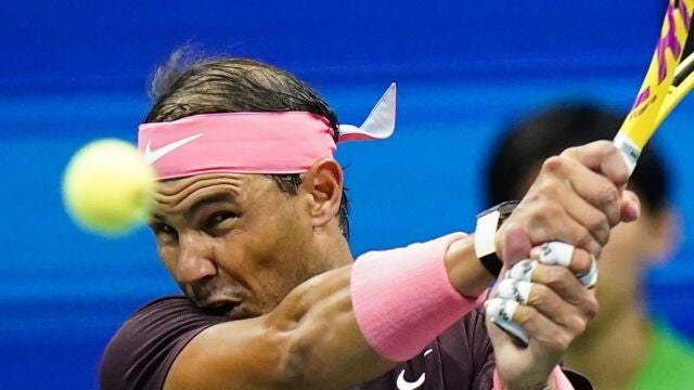 Nadal golpea un revés en su partido de segunda ronda del US Open ante Fognini