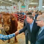 El ministro Luis Planas saluda a un ganadero en la feria 'Salamaq', en Salamanca