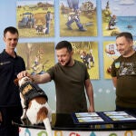 El presidente ucraniano Volodimir Zelenski en una ceremonia de reconocimiento de la labor de los perros en la detección de explosivos