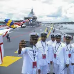Marinos de la Armada india posan en el nuevo portaaviones INS Vikrant