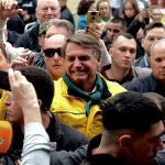 El presidente de Brasil, Jair Bolsonaro, saluda simpatizantes en una feria agropecuaria en la ciudad de Esteio