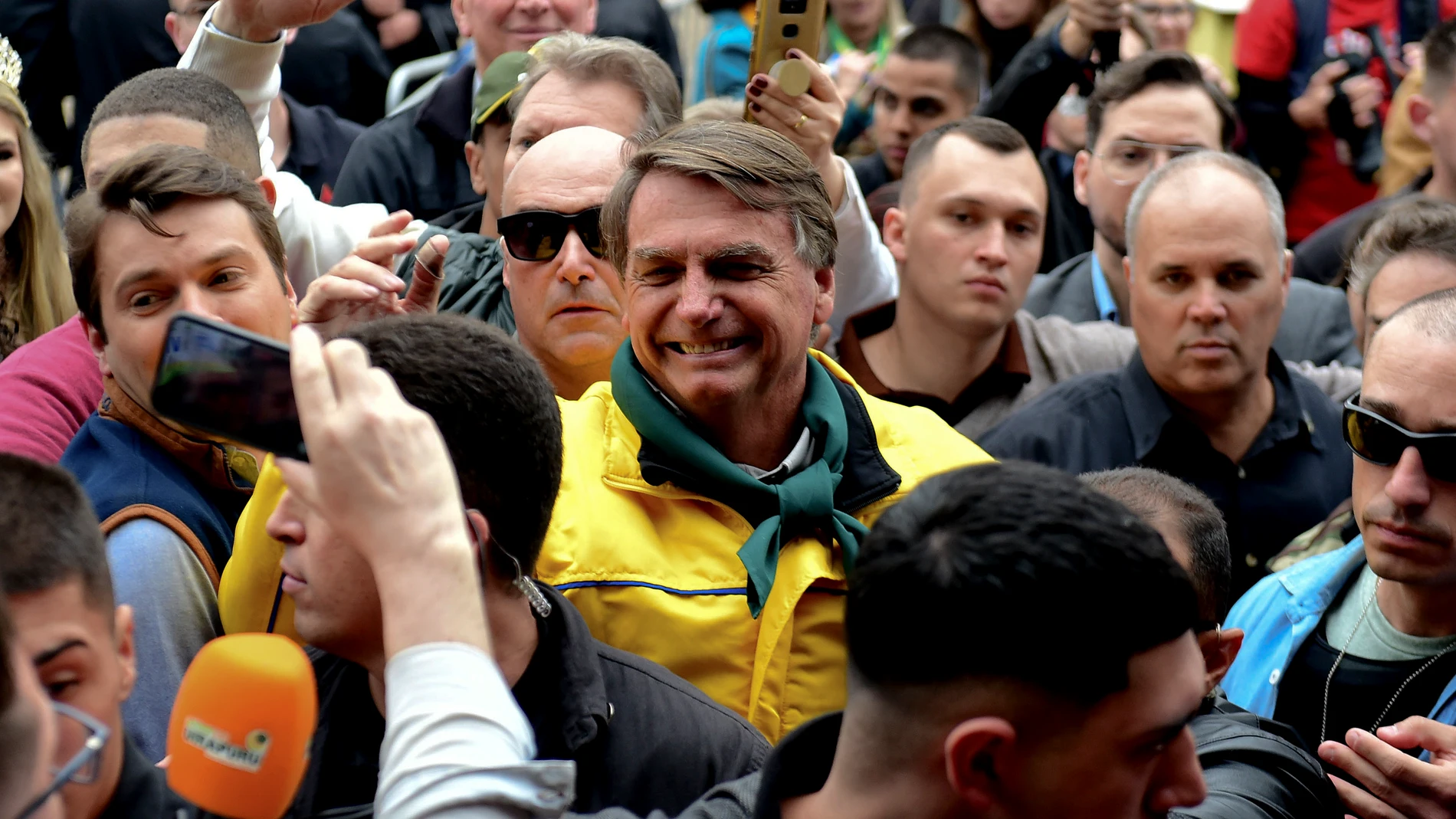 El presidente de Brasil, Jair Bolsonaro, saluda simpatizantes en una feria agropecuaria en la ciudad de Esteio