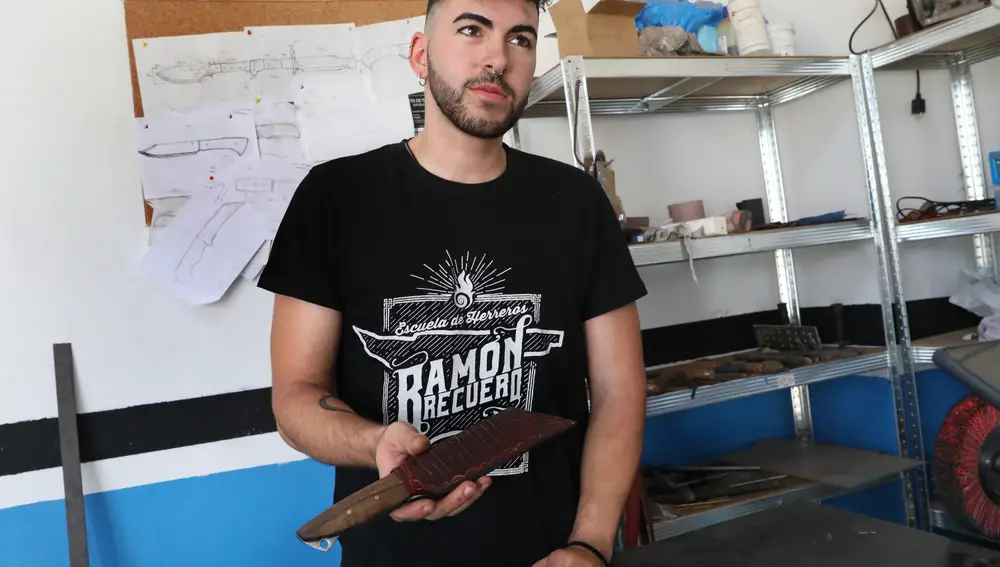 El forjador Pablo Carazo en su taller de forja de Torquemada (Palencia) donde realiza principalmente armas blancas de encargo