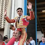 El diestro Miguel Ángel Perera, que ha cortado dos orejas, sale a hombros tras el festejo taurino de Feria de San Antolín