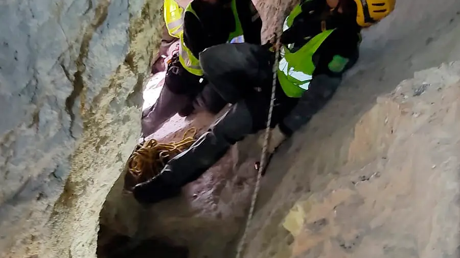 Localizados en la montaña palentina, en una sima vertical a 33 metros de profunidad, los restos de la osa despeñada junto con su osezno y los restos de una segunda cría que desapareció los días previos al despeñamiento