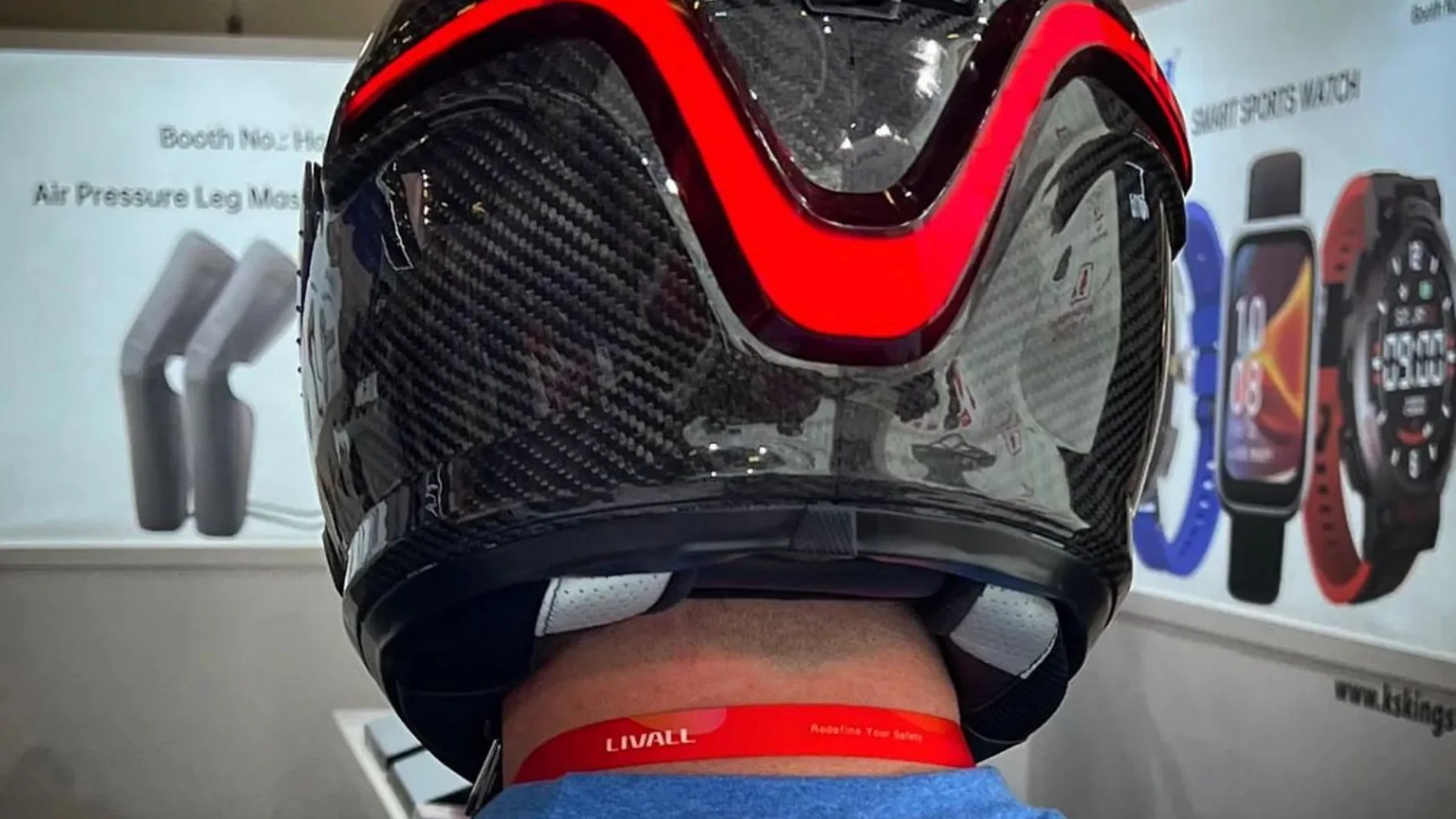El casco inteligente MC1 Pro y sus luces de alerta