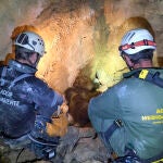 Localizados en la montaña palentina, en una sima vertical a 33 metros de profunidad, los restos de la osa despeñada junto con su osezno y los restos de una segunda cría que desapareció los días previos al despeñamiento
