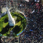 Manifestantes se movilizan en Argentina en repudio al ataque a vicepresidenta