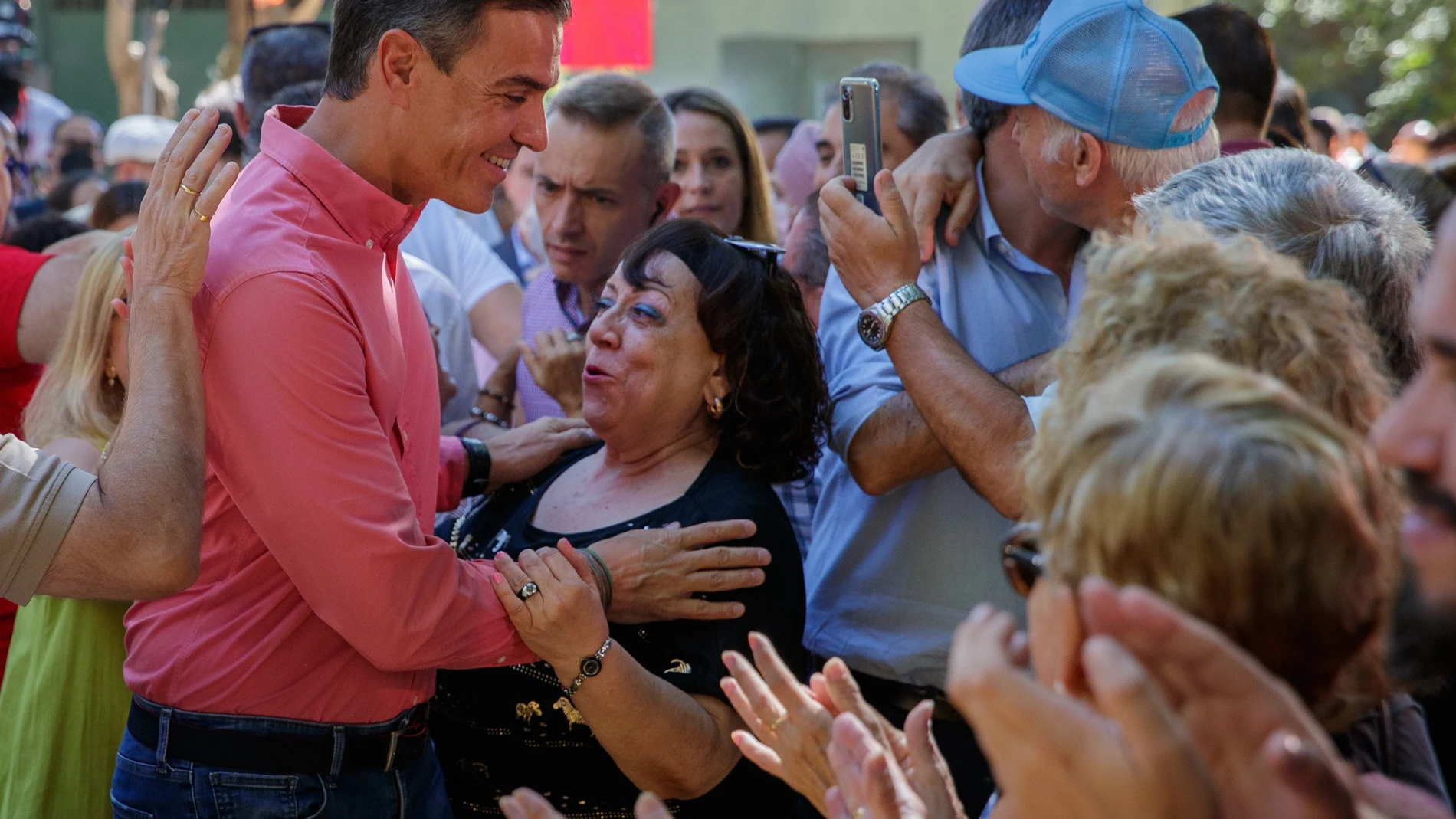 Pedro Sánchez saluda a vecinos del barrio sevillano de Pino Montano, el sábado