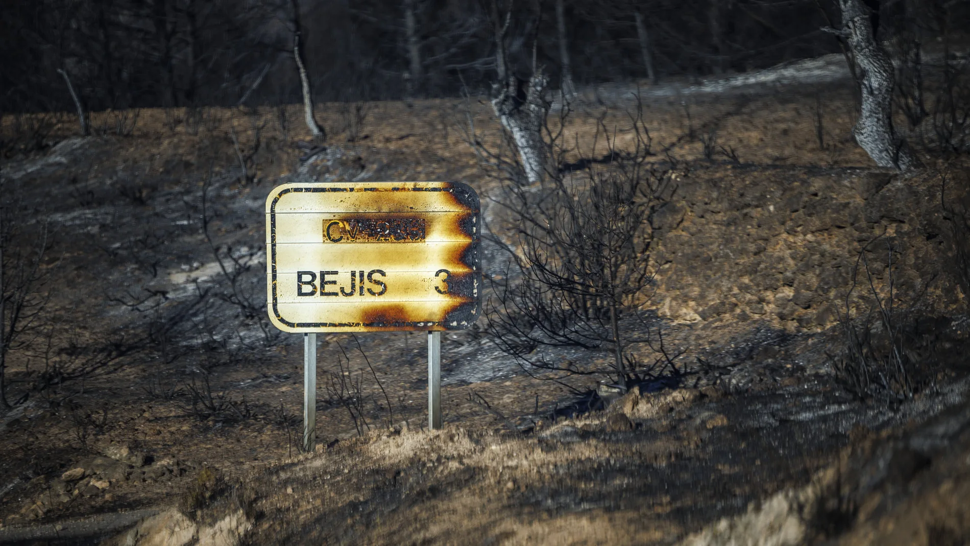 Carretera que une las localidades castellonenses de El Toro y Torás, con los alrededores calcinados debido al incendio forestal que se declaró en el término municipal de Bejís