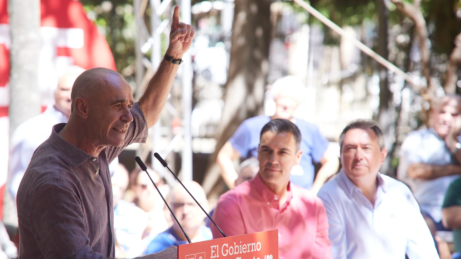 El alcalde de Sevilla, Antonio Muñoz, se dirige a los militantes del partido durante primer acto de la campaña 'El Gobierno de la Gente' en el barrio de Pino Montano