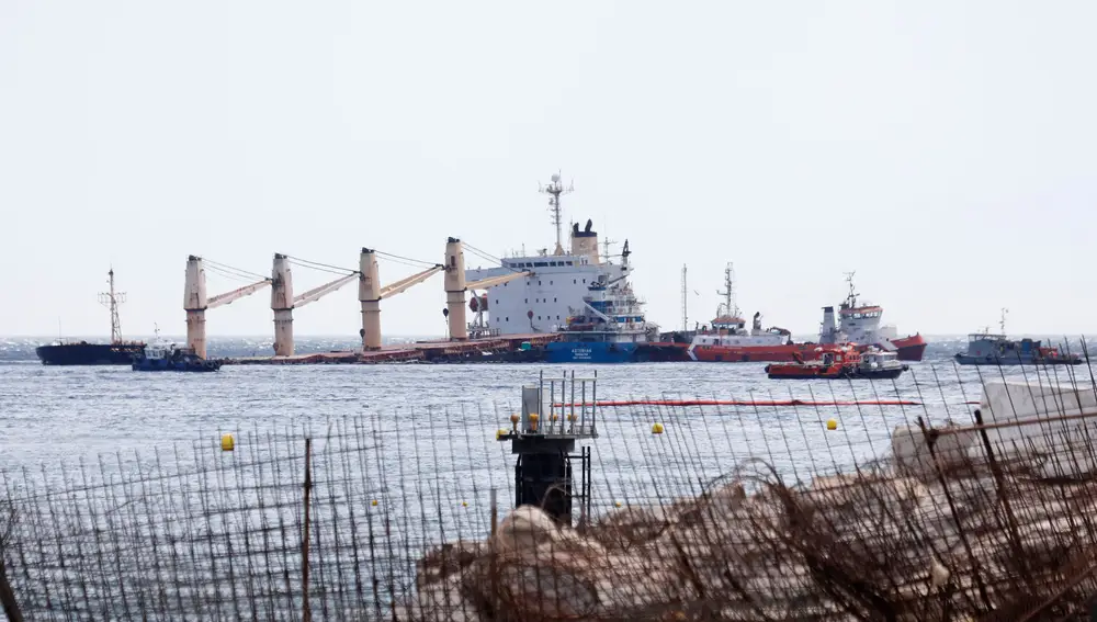 Vista del buque &quot;OS35&quot;, varado al Este de Gibraltar tras la colisión que sufrió el lunes