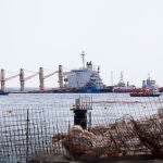 Vista del buque "OS35", varado al Este de Gibraltar tras la colisión que sufrió el lunes