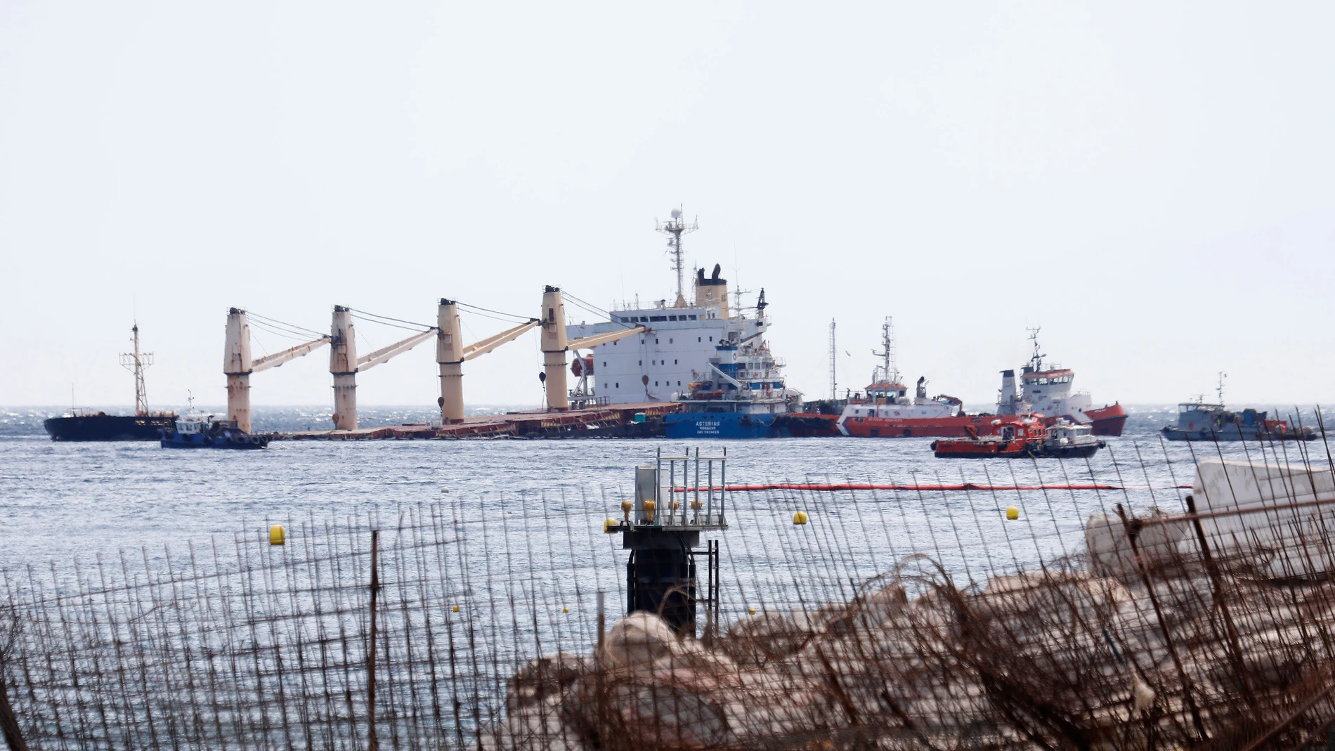 Vista del buque "OS35", varado al Este de Gibraltar tras la colisión que sufrió el lunes