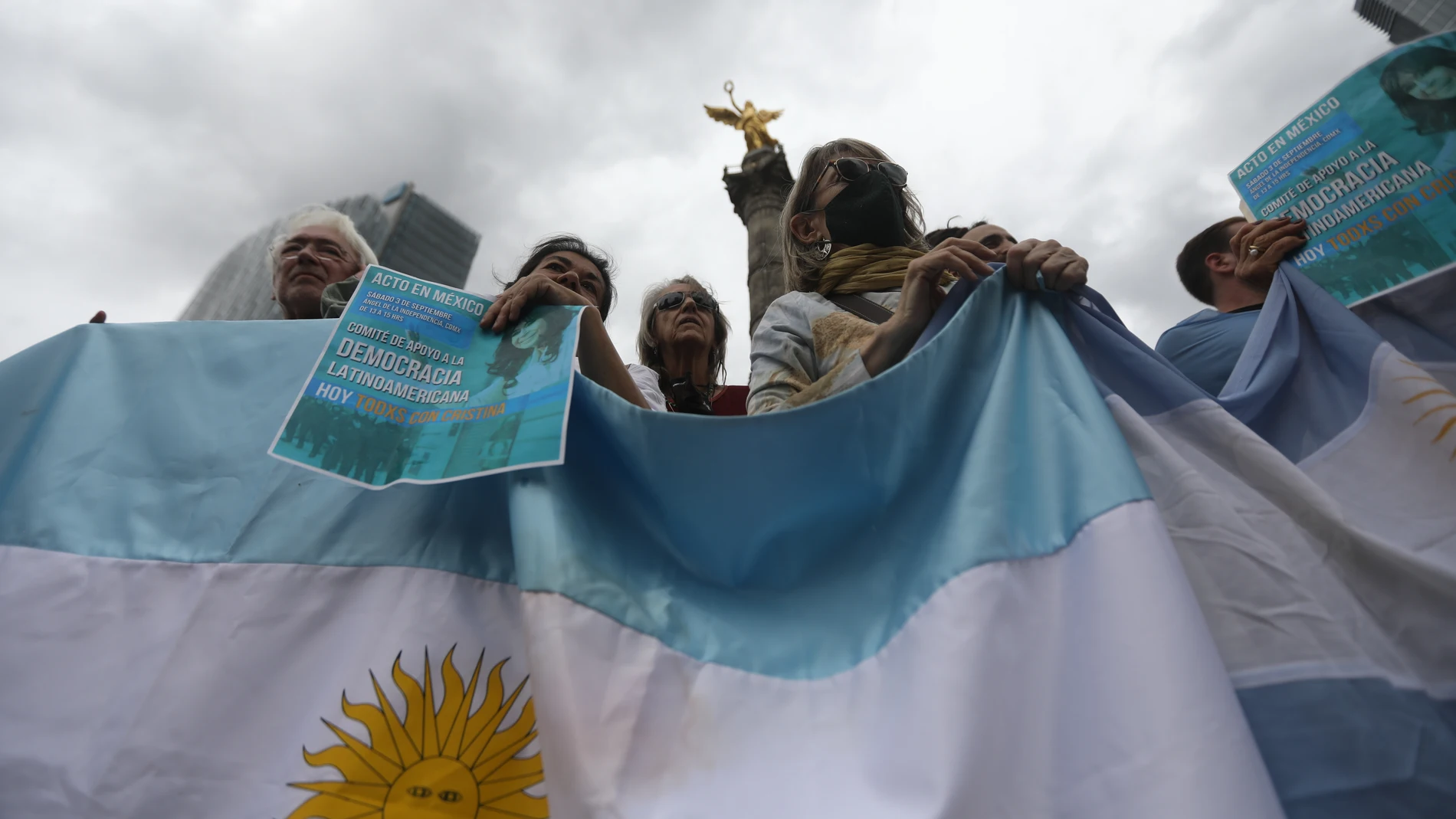 Integrantes de la comunidad de argentinos en México se manifiestan este sábado a favor de la vicepresidenta argentina en Ciudad de México (México)