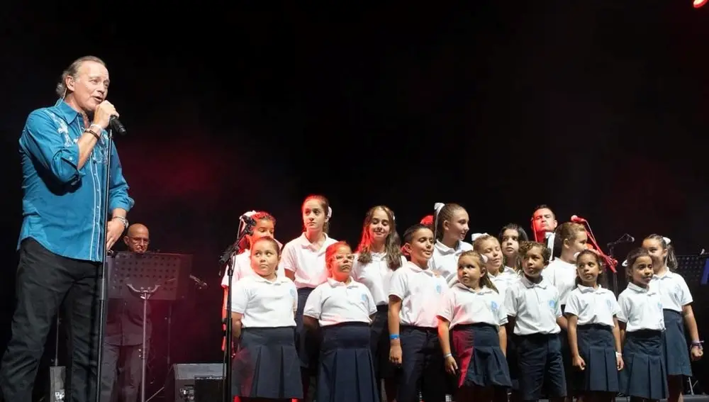 Bertín Osborne, junto a niños y niñas de la Escolanía Nuestra Señora de la Encarnación de Marbella