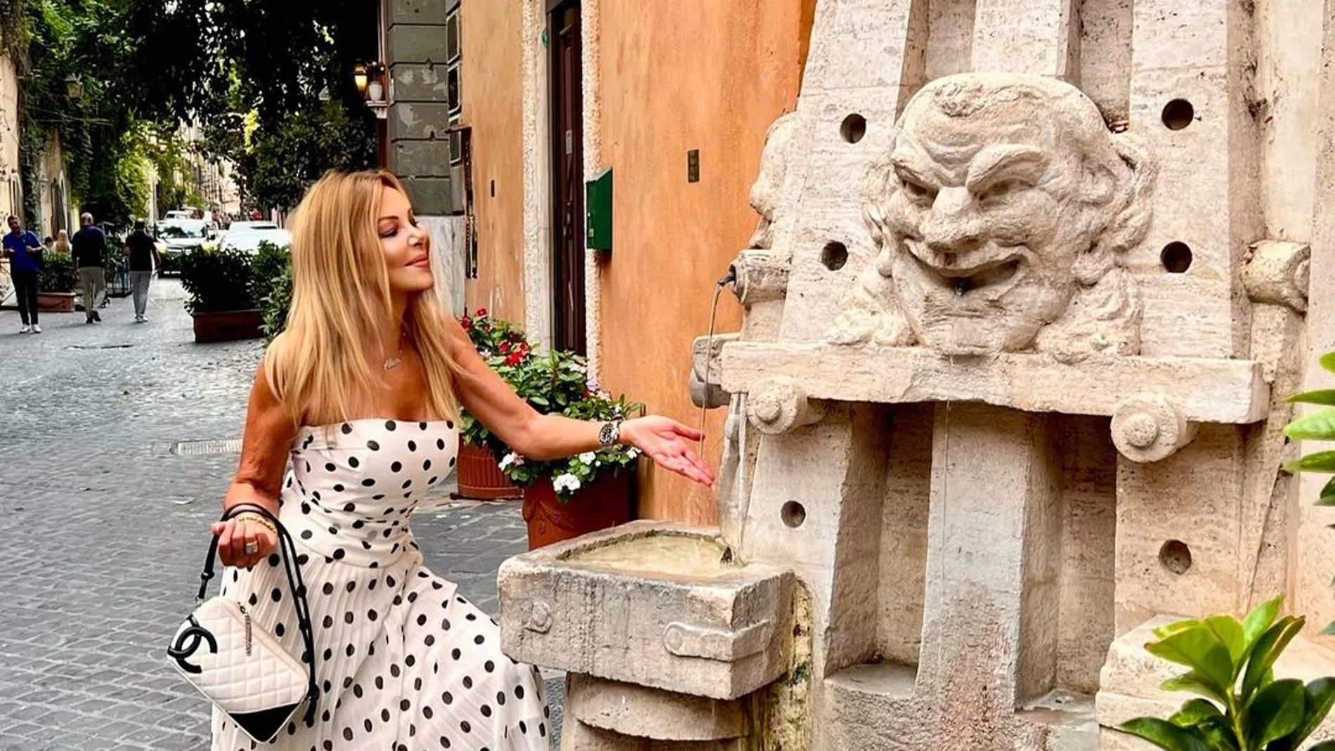 Ana Obregón de viaje en Roma con un vestido de lunares