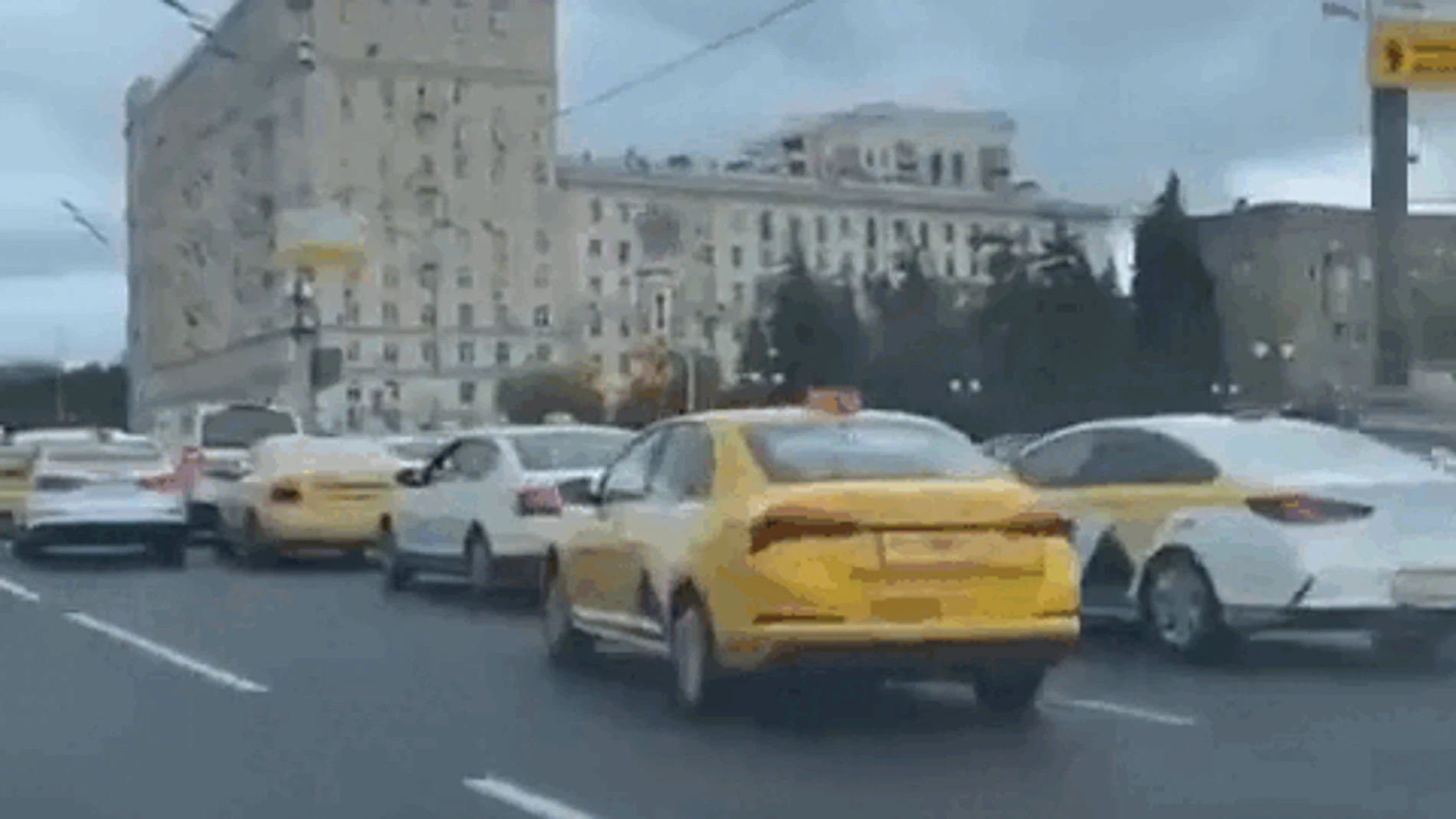 Imagen de los taxis enviados a la misma dirección de Moscú