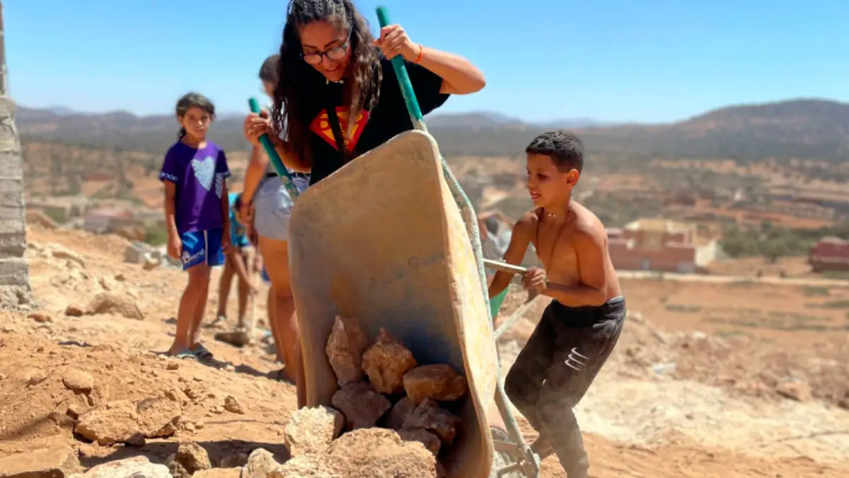 Jóvenes conflictivos de la casa escuela `Santiago uno´, regresan a Salamanca tras dos meses de voluntariado en la provincia marroquí de Sidi Ifni, donde ha construido una pista deportiva, y a la vez han reconstruido su propia visión del mundo. En la imagen Sami Barba, Roberto García, Mario Manzano, Naira Vargas, Dolores Majo, y el educador Jorge Hernandez