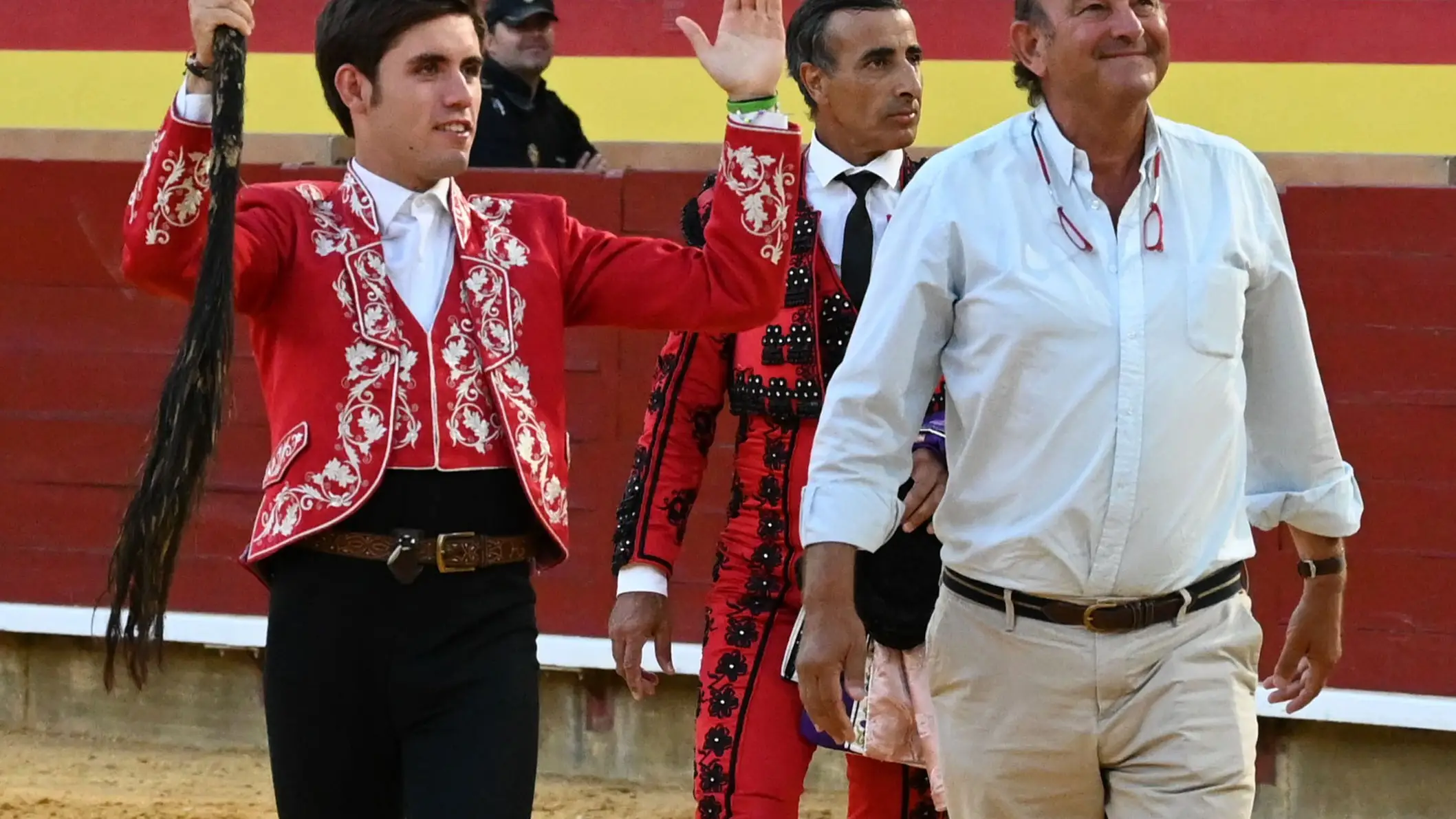 El rejoneador Guillermo Hermoso de Mendoza y el ganadero David Ribeiro Telle, tras cortar un rabo en la corrida de rejones de la Feria de Palencia