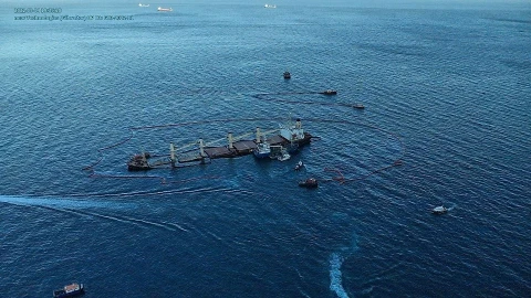 Imagen con dron del buque OS35 semihundido frente a Gibraltar. GOBIERNO DE GIBRALTAR