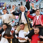 Los rejoneadores Joao R. Telles (c), Lea Vicens y Guillermo Hermoso de Mendoza salen a hombros tras la corrida de rejones de la Feria de Palencia