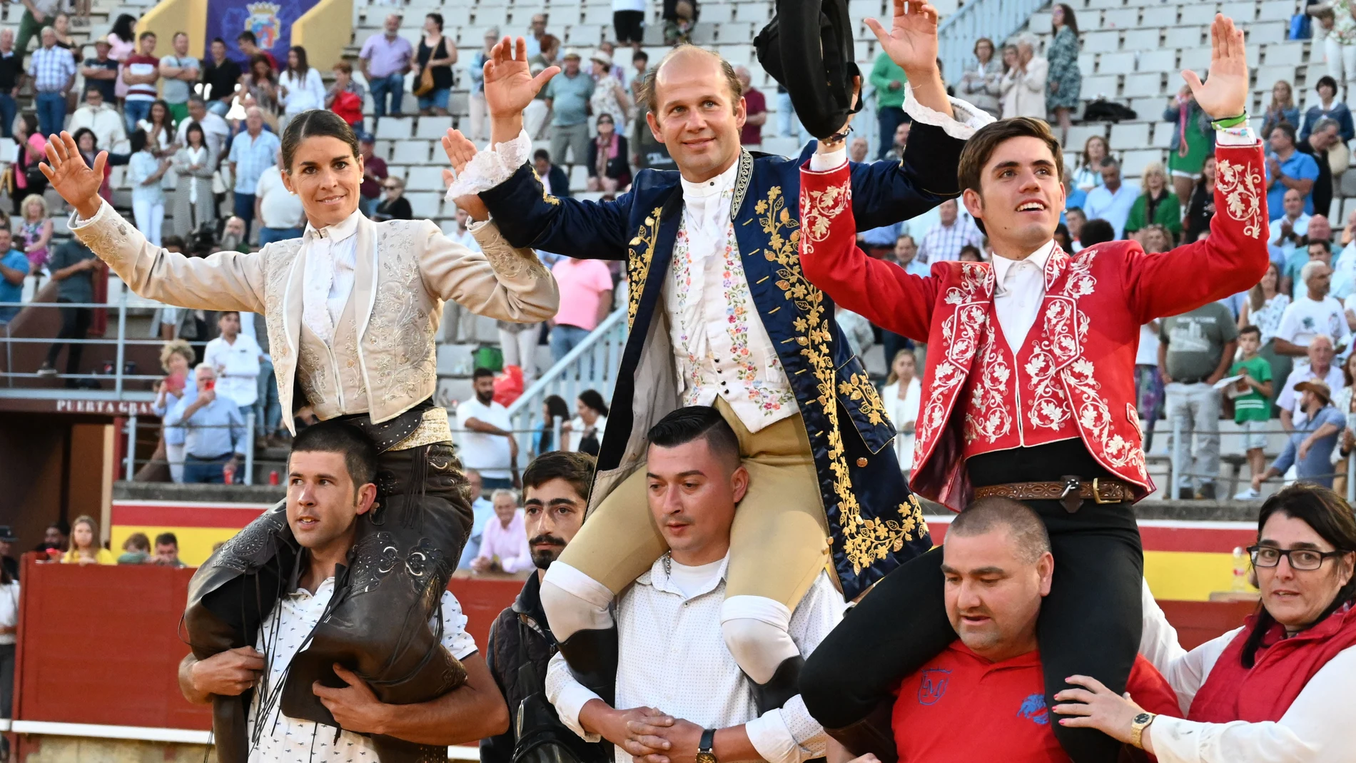 Los rejoneadores Joao R. Telles (c), Lea Vicens y Guillermo Hermoso de Mendoza salen a hombros tras la corrida de rejones de la Feria de Palencia