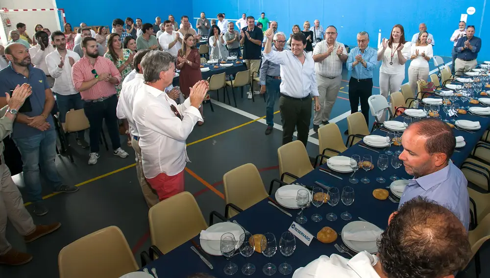 El presidente del PP de Castilla y León, Alfonso Fernández Mañueco, asiste al acto de apertura del curso político del PP de Burgos, junto al presidente provincial de la formación, Borja Suárez, donde comparten una comida con afiliados y simpatizantes