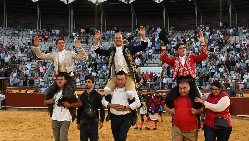 Los rejoneadores Joao R. Telles (c), Lea Vicens y Guillermo Hermoso de Mendoza salen a hombros tras la corrida de rejones de la Feria de Palencia
