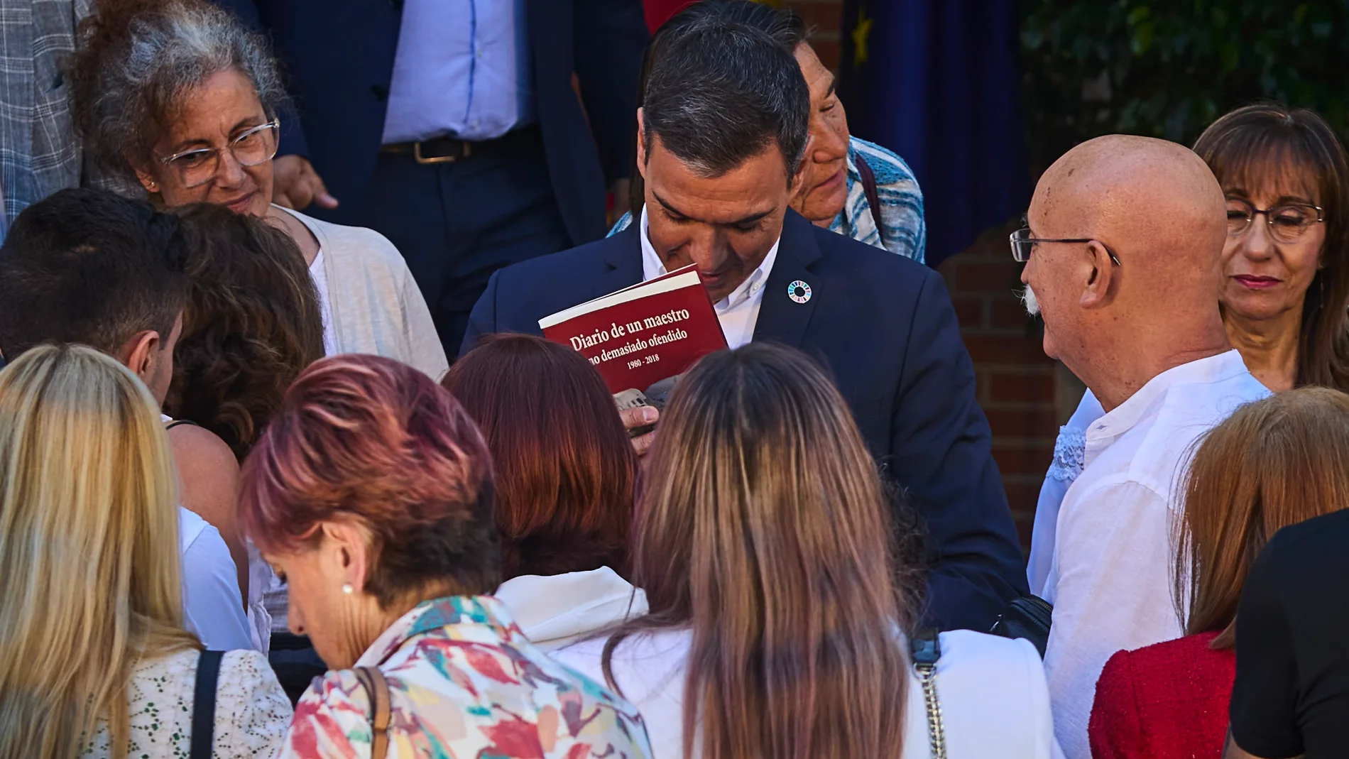 El presidente del Gobierno, Pedro Sánchez, abre el curso político desde el Palacio de la Moncloa, donde atenderá las peticiones e inquietudes de un grupo de ciudadanos escogidos entre los 250.000 españoles que le han dirigido quejas, preguntas o sugerencias desde que ocupa la jefatura del Ejecutivo, en un acto público de formato innovador