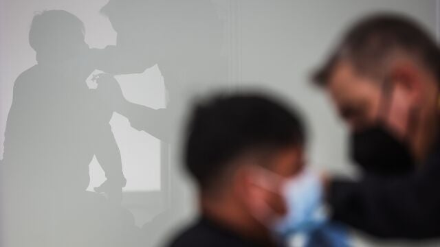 Un hombre recibe la tercera dosis de la vacuna de Moderna