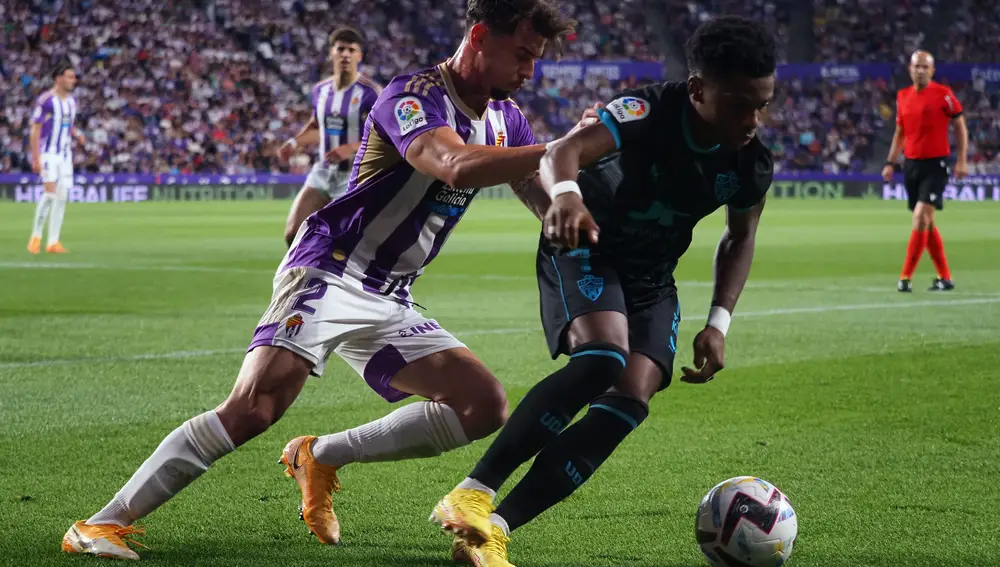 El defensa de la UD Almería Sergio Akieme (d) se escapa de Luis Pérez, del Real Valladolid, durante el partido de la cuarta jornada de Liga en Primera División que se disputa hoy lunes en el estadio José Zorrilla, en Valladolid