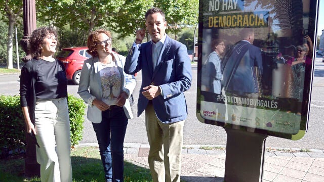 Campaña del Colegio de Periodistas de Castilla y León contra la desinformación "Sin periodismo no hay democracia" #periodismoburgalés, que se muestra en el mobiliario urbano de Burgos