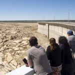 En la presa de Almendra los visitantes observan los terrenos antes cubiertos de agua